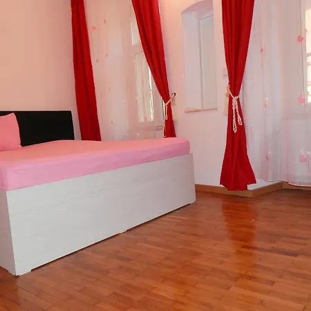 Апартаменти Apartament Poarta Schei Брашов